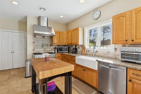 16 Embassy Road Selden NY 11784