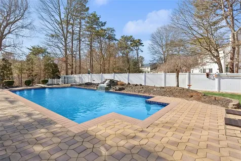 16 Embassy Road Selden NY 11784