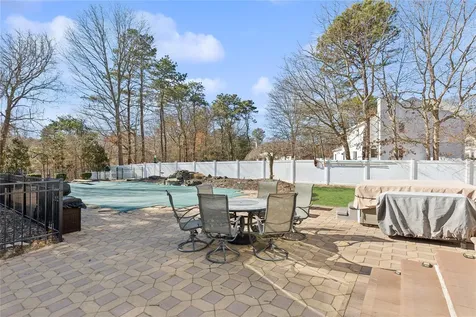 16 Embassy Road Selden NY 11784