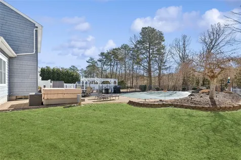 16 Embassy Road Selden NY 11784