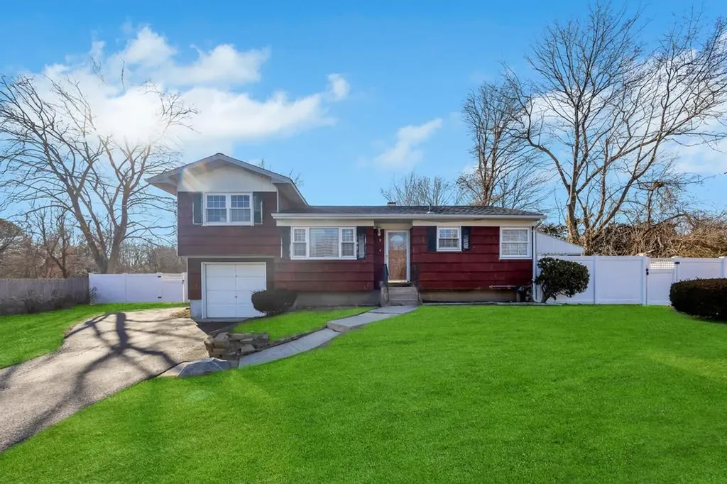 8 Wagner Drive Coram NY 11727