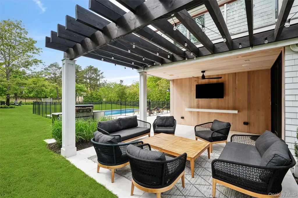 28 Canoe Place Road Hampton Bays NY 11946