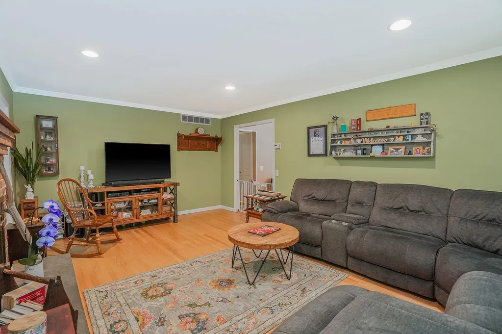 9 4th Avenue Rocky Point NY 11778
