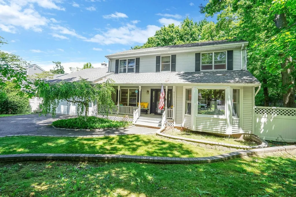 9 4th Avenue Rocky Point NY 11778