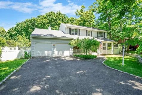 9 4th Avenue Rocky Point NY 11778