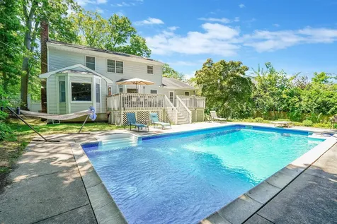 9 4th Avenue Rocky Point NY 11778