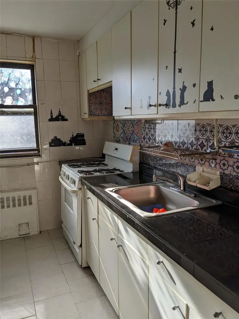 196-54 67 Avenue Fresh Meadows NY 11365