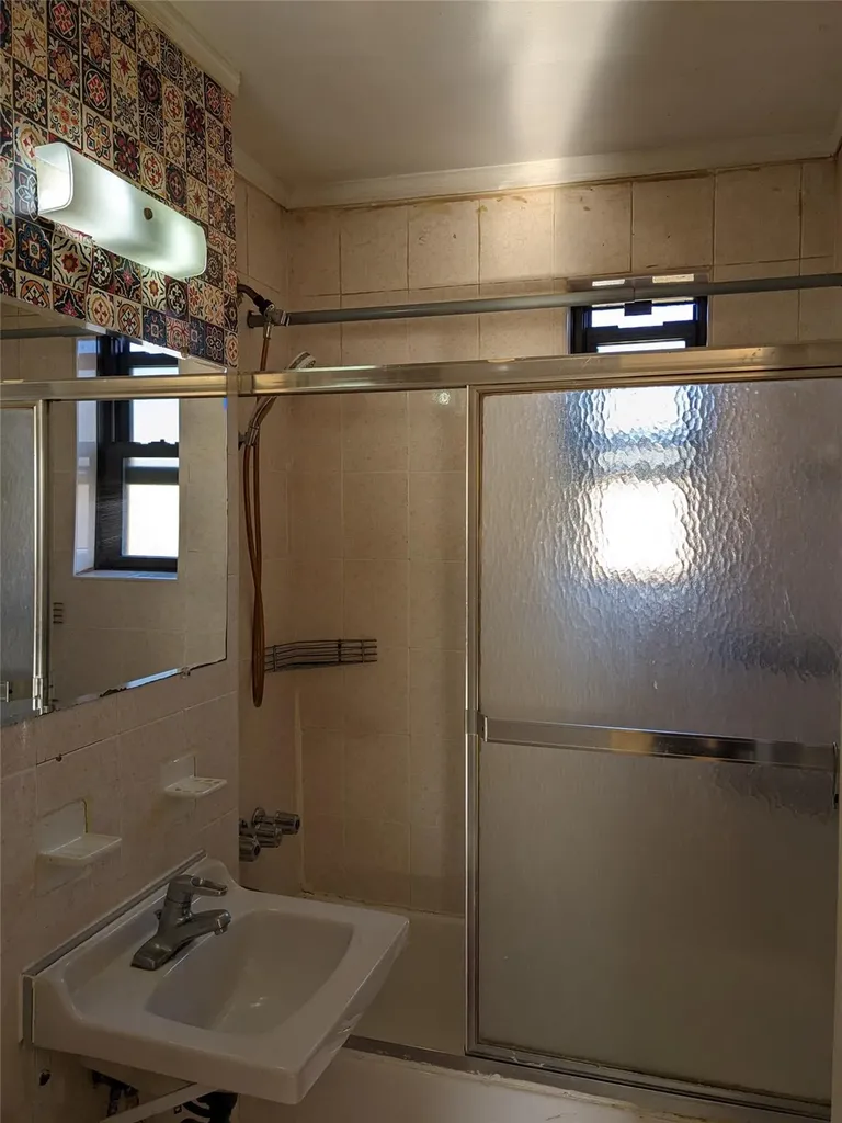 196-54 67 Avenue Fresh Meadows NY 11365