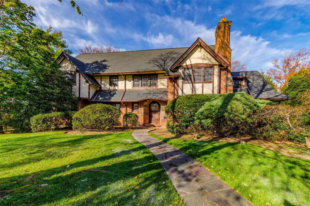 11 Gateway Drive Great Neck NY 11021