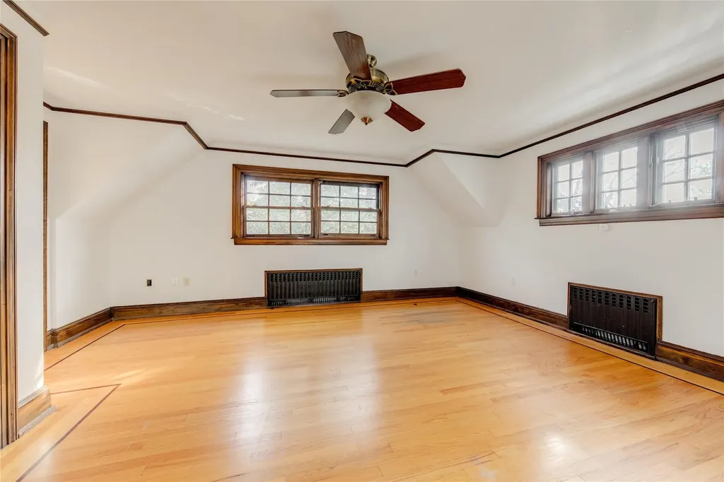 11 Gateway Drive Great Neck NY 11021