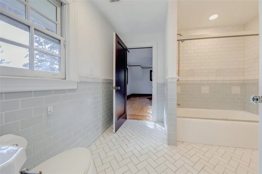 11 Gateway Drive Great Neck NY 11021