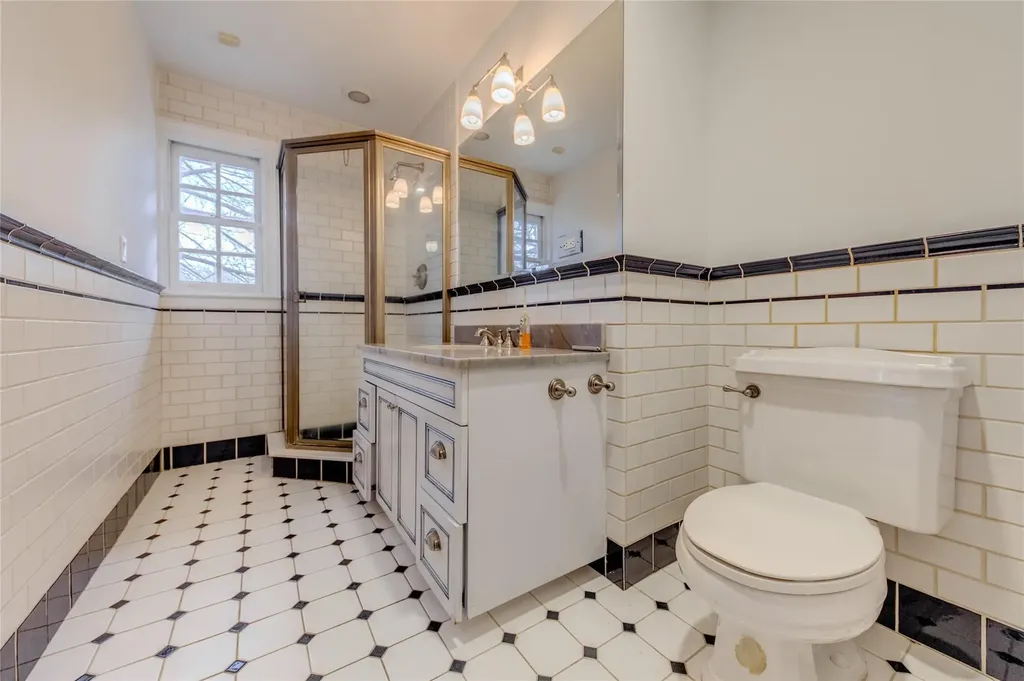 11 Gateway Drive Great Neck NY 11021