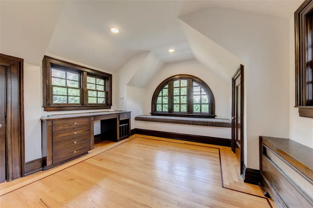 11 Gateway Drive Great Neck NY 11021