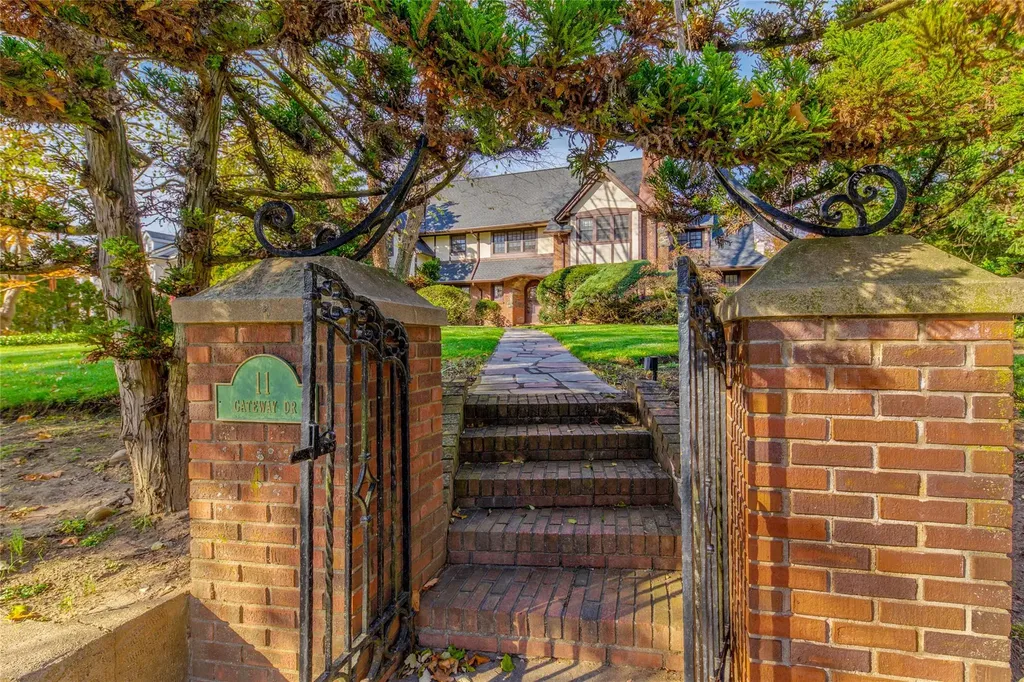 11 Gateway Drive Great Neck NY 11021
