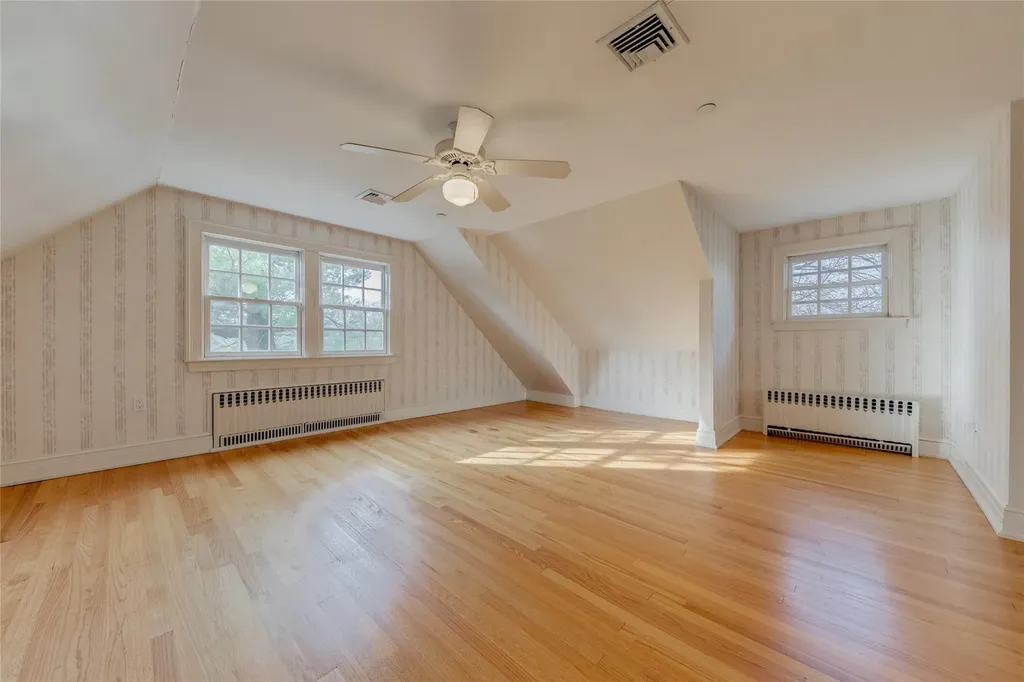 11 Gateway Drive Great Neck NY 11021