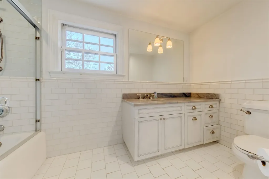 11 Gateway Drive Great Neck NY 11021