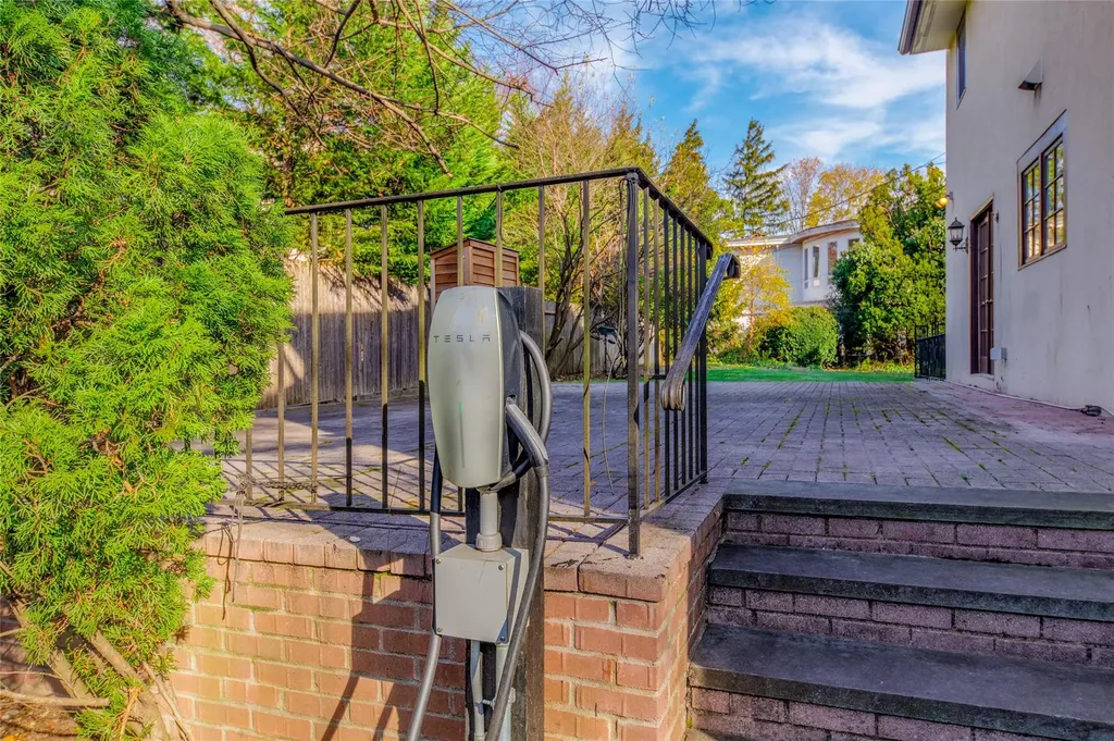 11 Gateway Drive Great Neck NY 11021