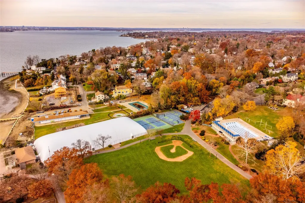 11 Gateway Drive Great Neck NY 11021