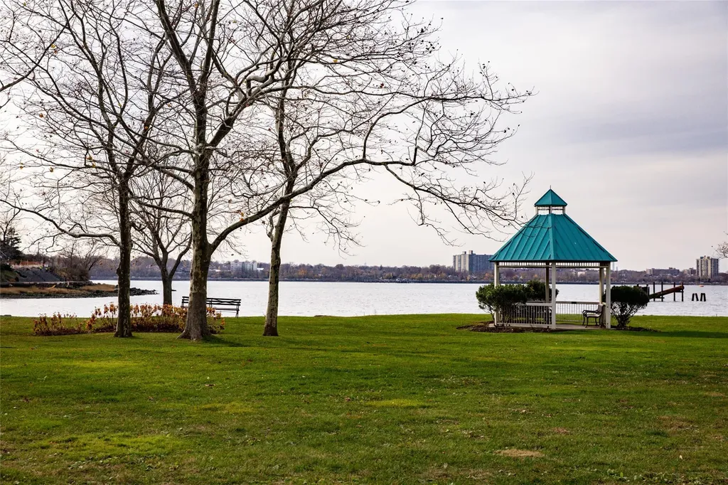 11 Gateway Drive Great Neck NY 11021