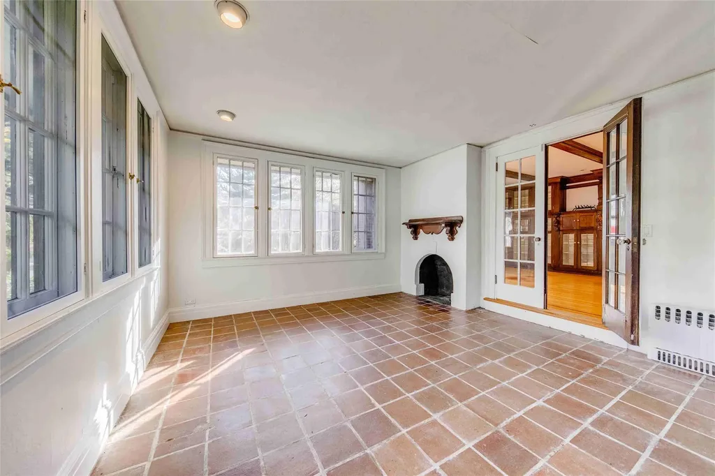 11 Gateway Drive Great Neck NY 11021