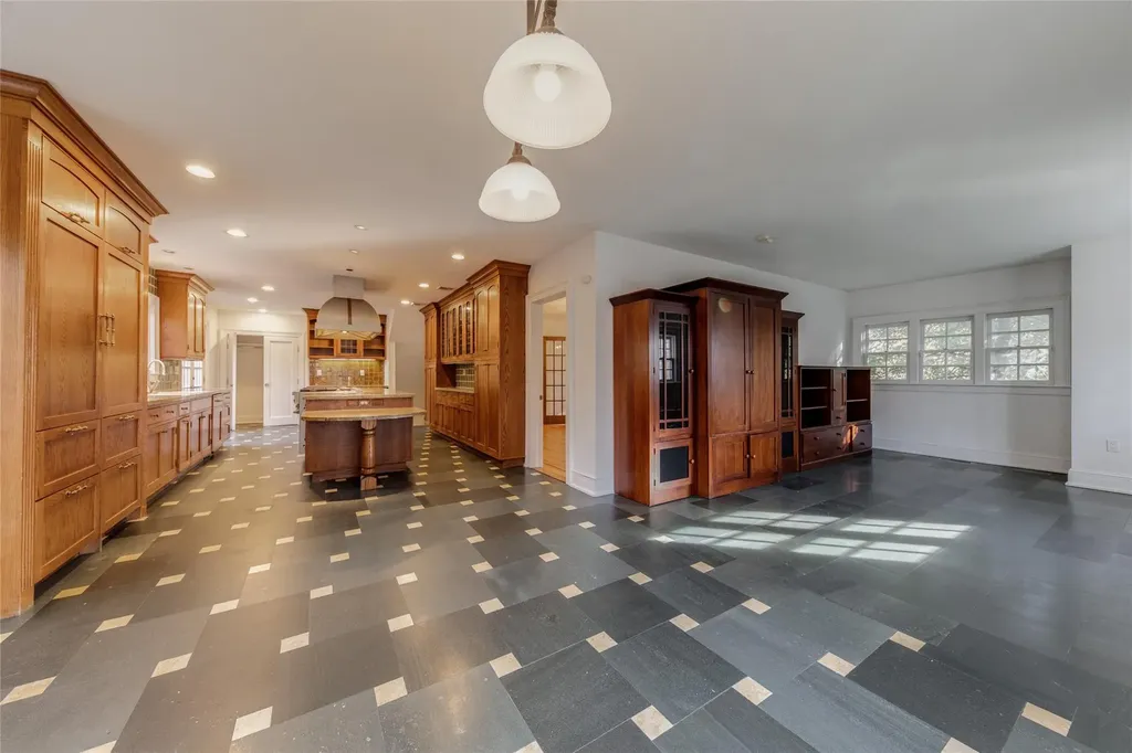 11 Gateway Drive Great Neck NY 11021