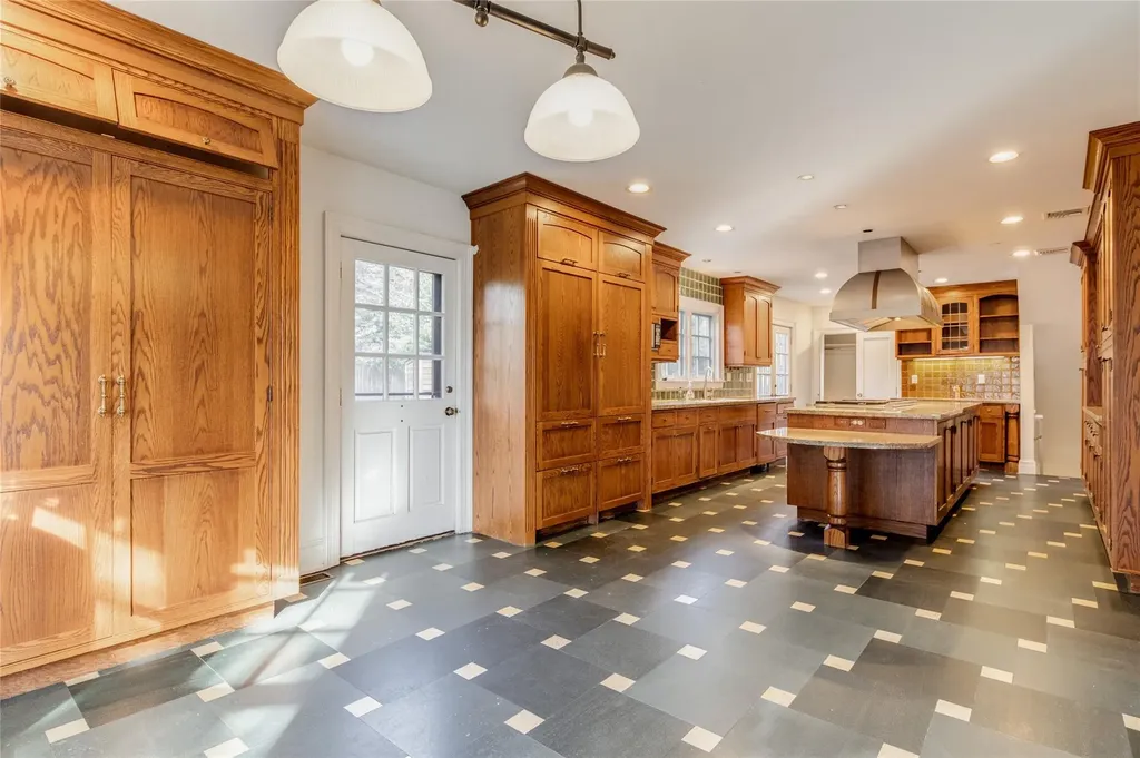 11 Gateway Drive Great Neck NY 11021