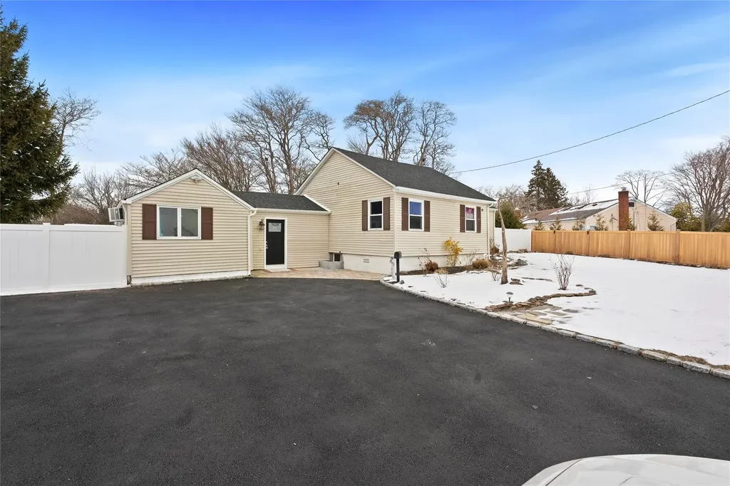 251 Old Country Road Babylon NY 11729