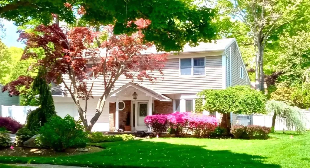 25 Cedarwood Lane Commack NY 11725