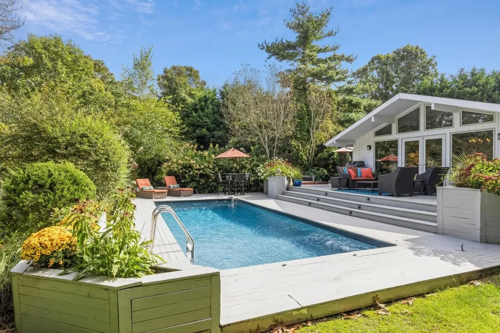 21 Hillover Road E Hampton Bays NY 11946