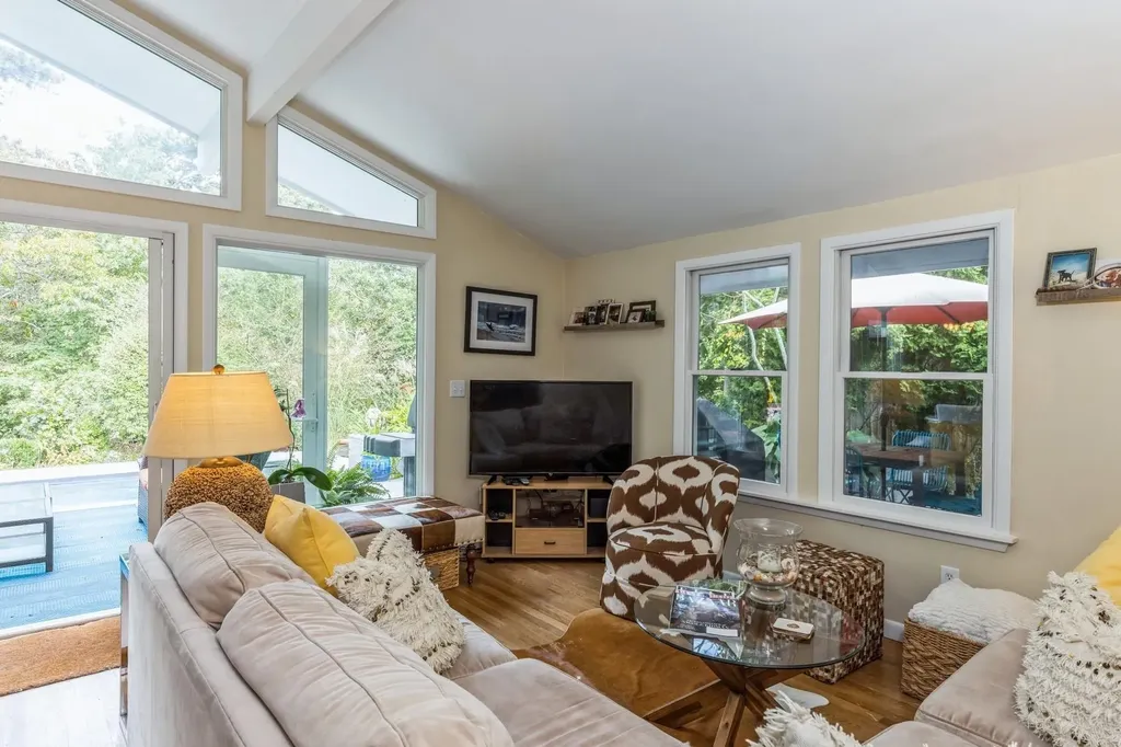 21 Hillover Road E Hampton Bays NY 11946