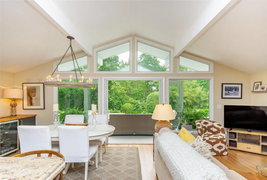 21 Hillover Road E Hampton Bays NY 11946