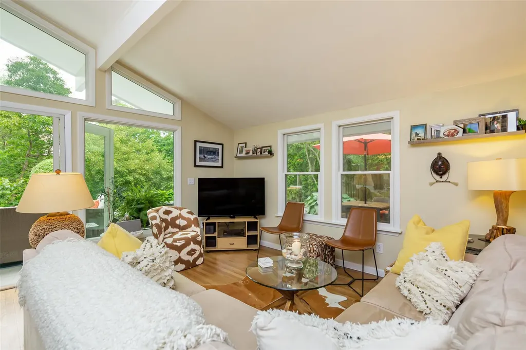 21 Hillover Road E Hampton Bays NY 11946