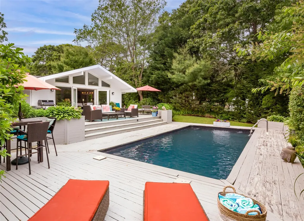 21 Hillover Road E Hampton Bays NY 11946