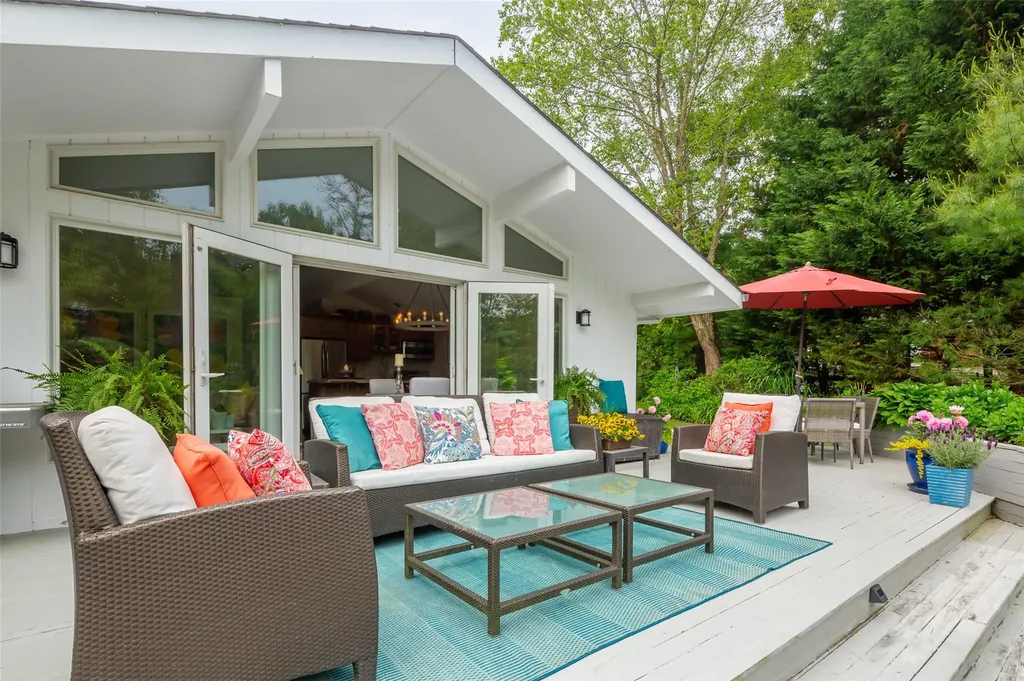 21 Hillover Road E Hampton Bays NY 11946