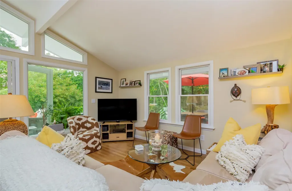 21 Hillover Road E Hampton Bays NY 11946