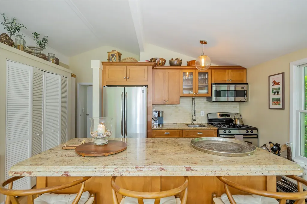 21 Hillover Road E Hampton Bays NY 11946
