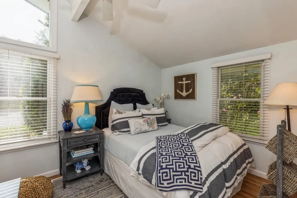 21 Hillover Road E Hampton Bays NY 11946