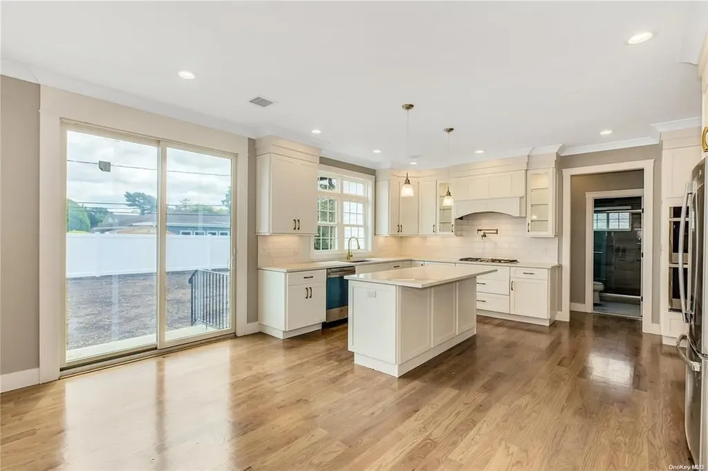 10 Preston Lane Syosset NY 11791
