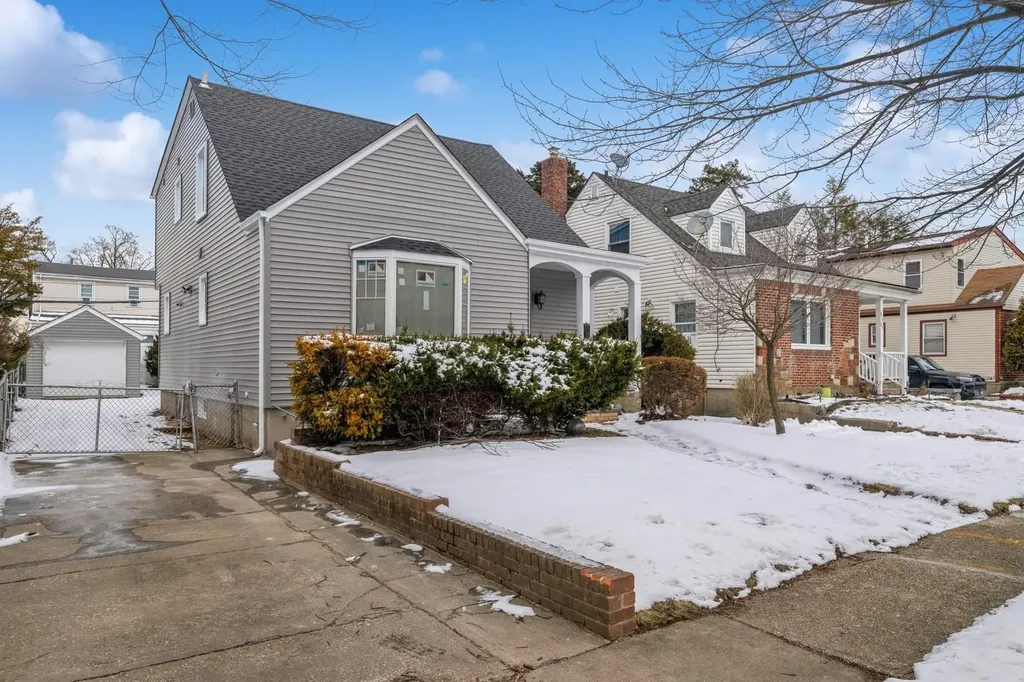 246-59 86th Road Bellerose NY 11426