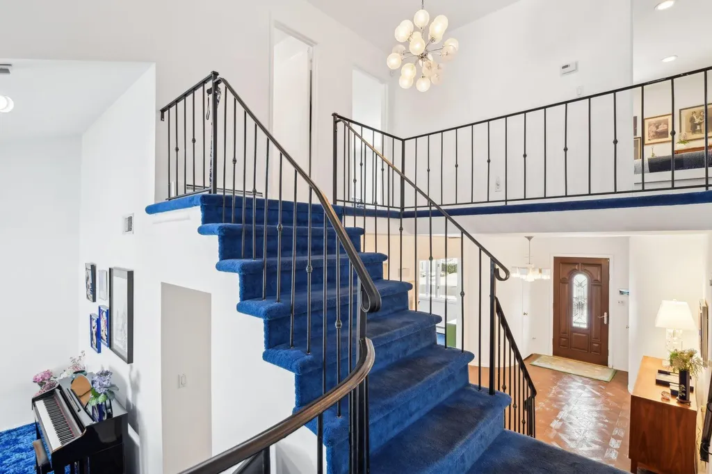 68 Barry Lane Syosset NY 11791