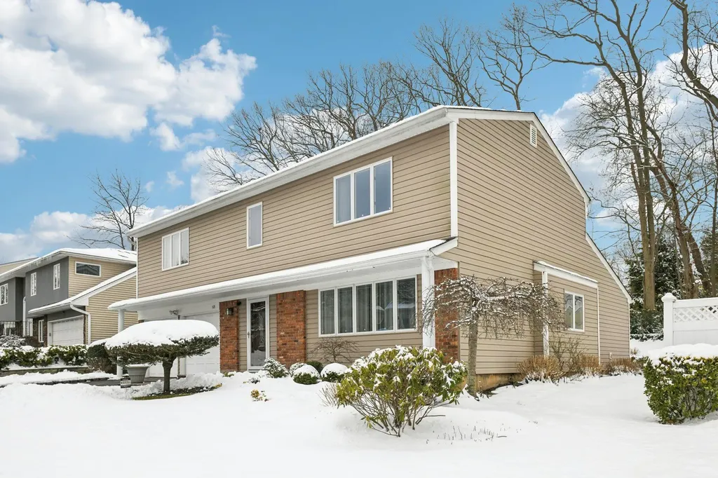 68 Barry Lane Syosset NY 11791
