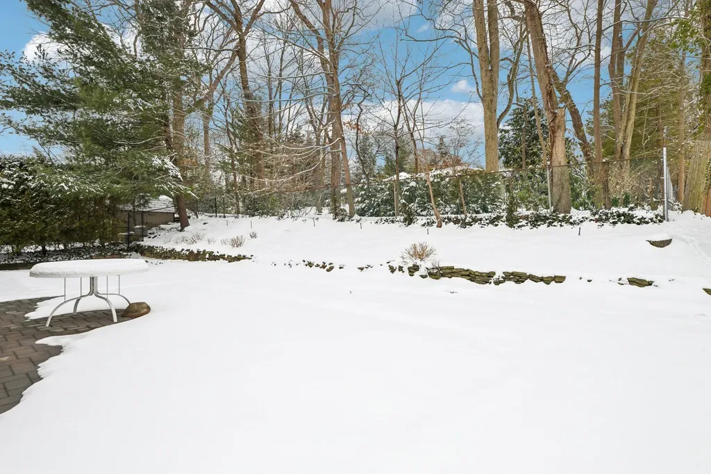 68 Barry Lane Syosset NY 11791