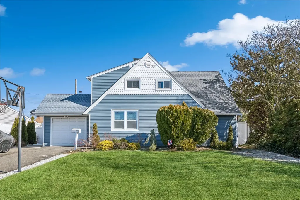 77 Abbey Lane Levittown NY 11756