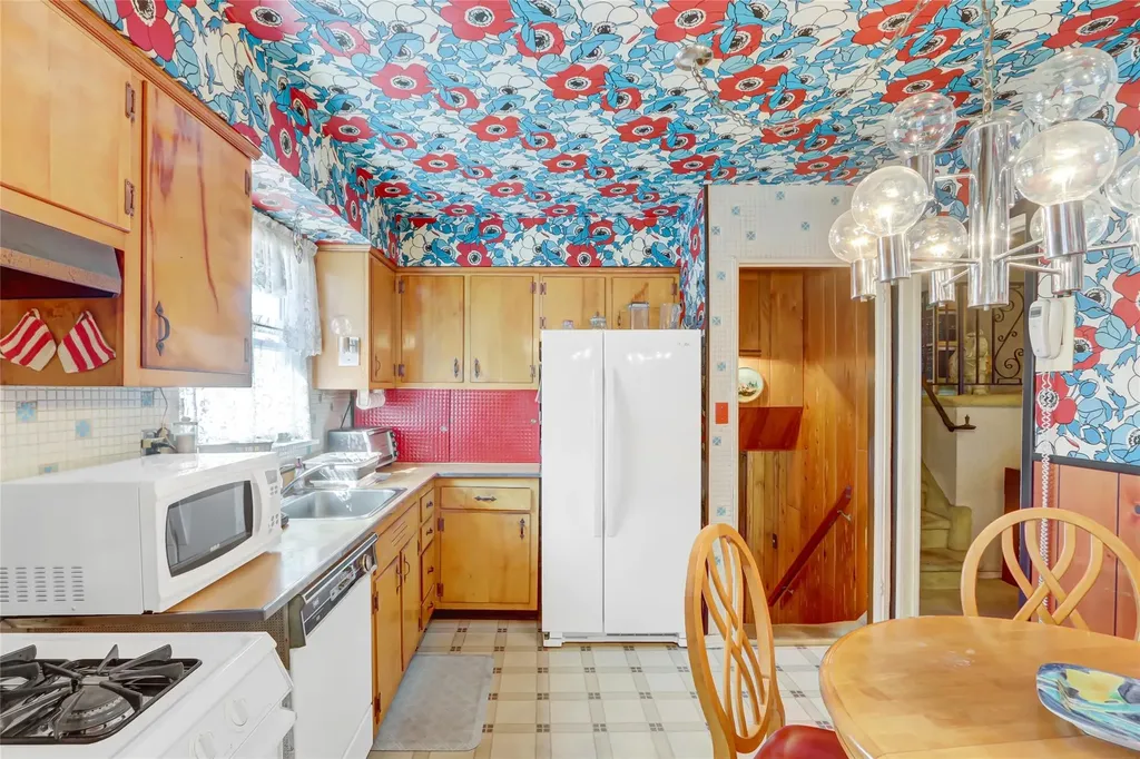 39 Cranberry Lane Plainview NY 11803