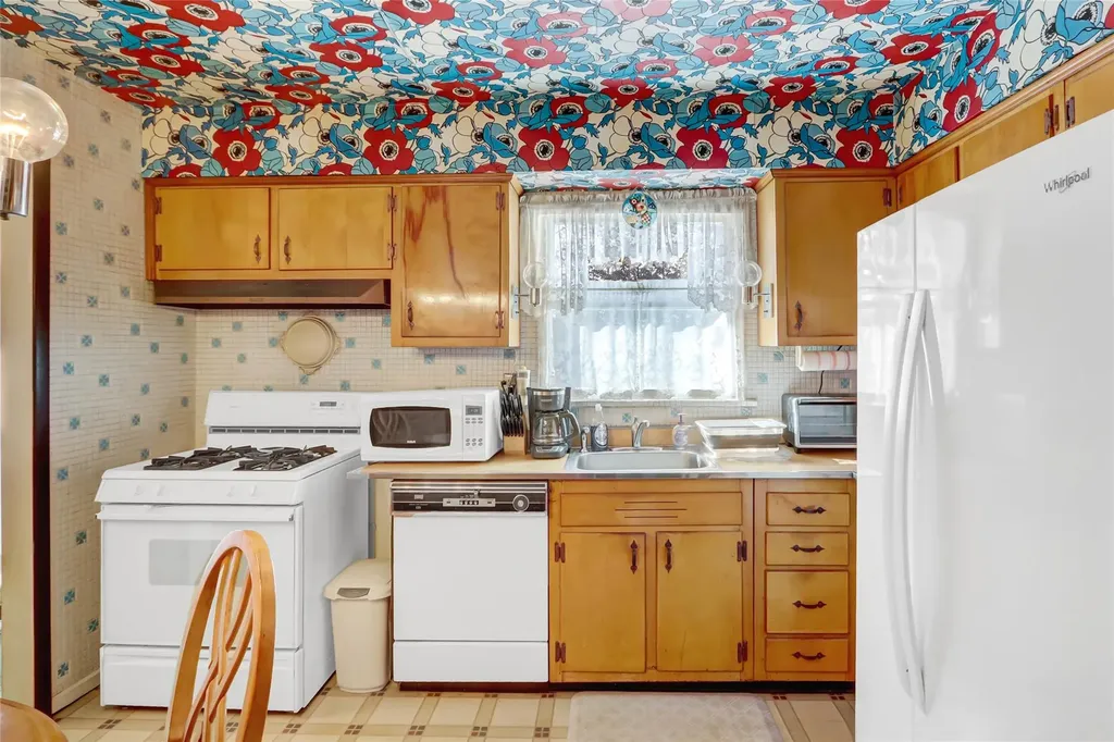 39 Cranberry Lane Plainview NY 11803