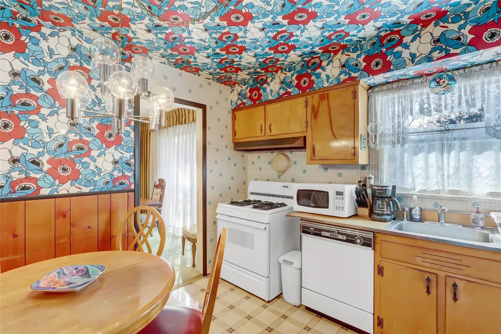 39 Cranberry Lane Plainview NY 11803