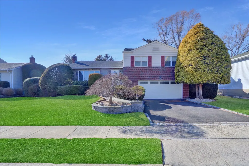 39 Cranberry Lane Plainview NY 11803