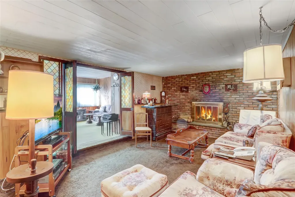 39 Cranberry Lane Plainview NY 11803