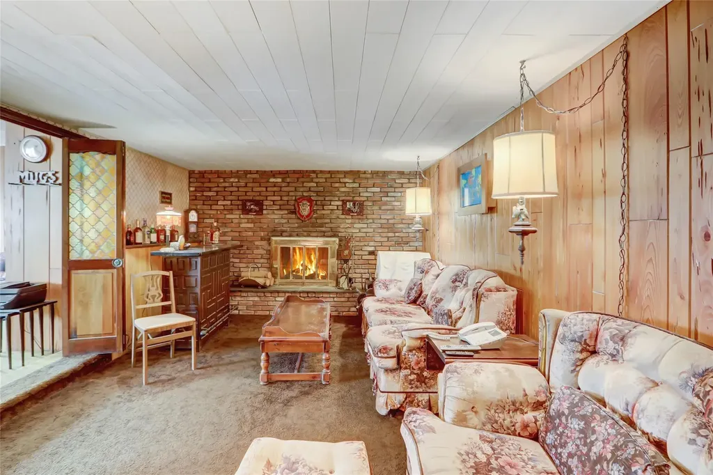 39 Cranberry Lane Plainview NY 11803