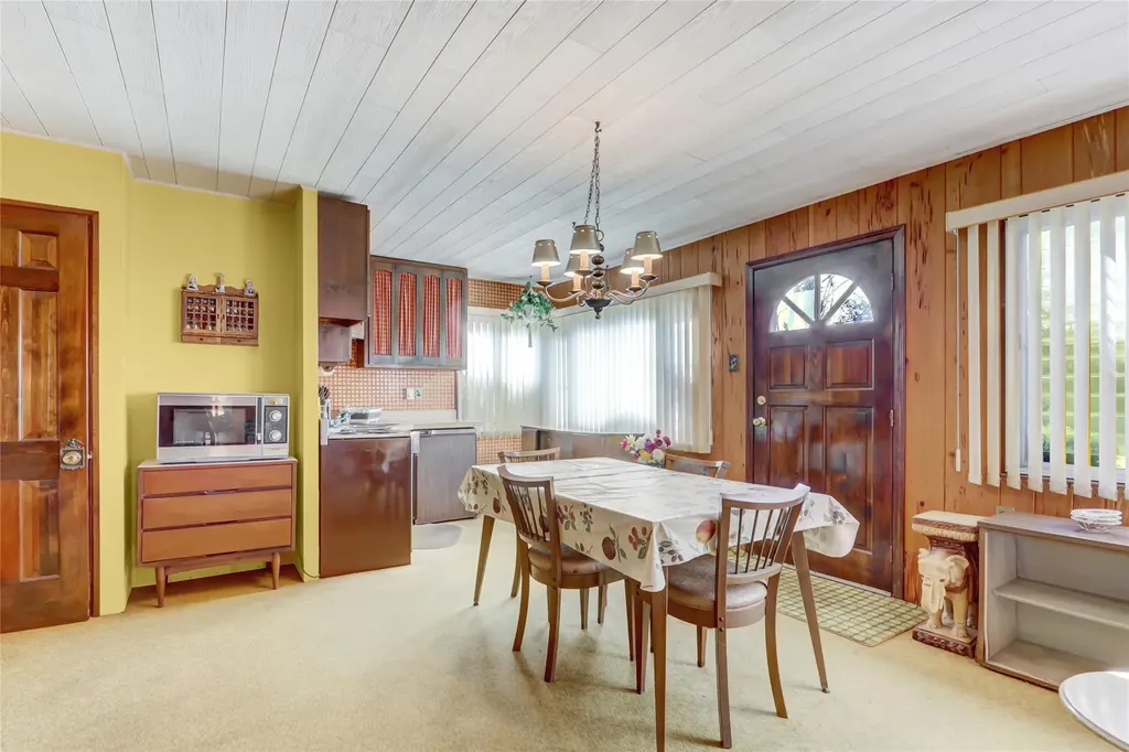 39 Cranberry Lane Plainview NY 11803